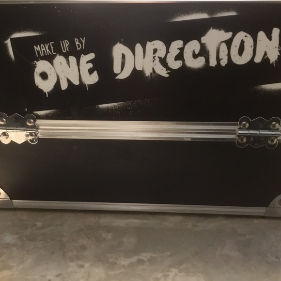 One Direction Tour Make-Up Case with Supplies and Tour City Stickers - Picture 16 of 16